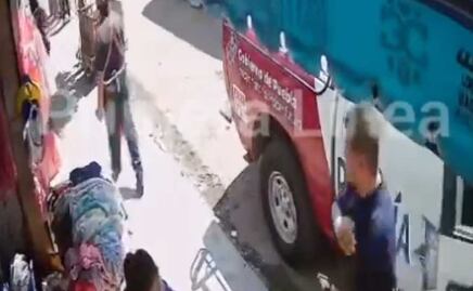 Captan al director de Seguridad de Tehuacán usando patrulla para comprar cervezas