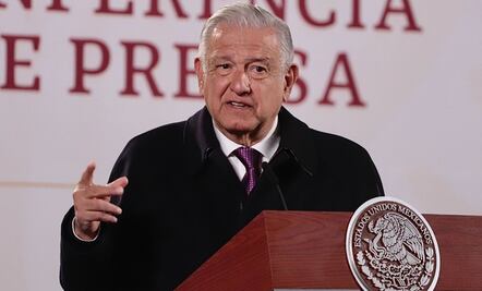 AMLO exhibe carta en la que pide al Inai informar ingresos de Loret de Mola