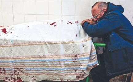 Futbolista de 15 años pierde las piernas tras bombardeo ruso y muere, foto con su papá es viral