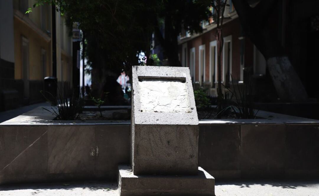 La placa en honor a John Lennon que estaba en los Sapos ya no se encuentra en su lugar. | Foto: Agencia Es Imagen para El Universal Puebla