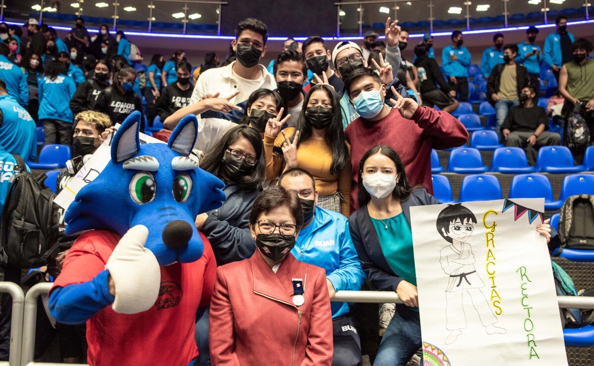 Lilia Cedillo entrega incentivos a deportistas que participaron en la Universiada Nacional