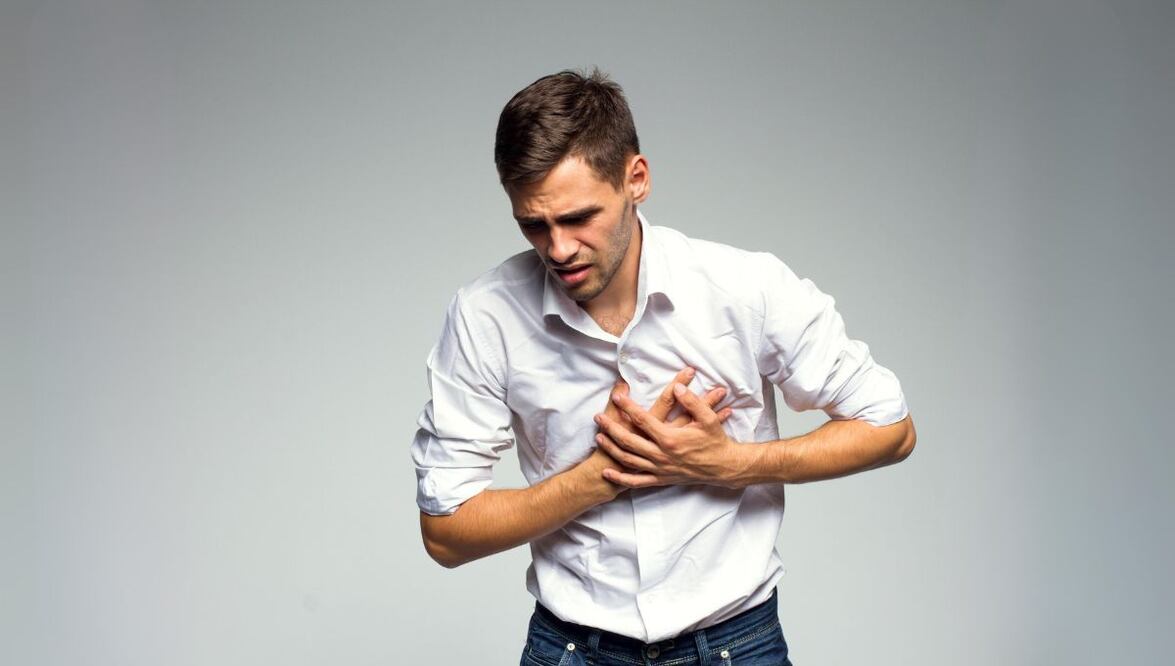 Esta variedad de síntomas, a menudo vagos y fáciles de ignorar, hace que los ataques cardíacos silenciosos sean más difíciles de identificar, lo que aumenta el riesgo de que no se reciban los cuidados médicos adecuados a tiempo.
Foto: Producción El Universal Puebla