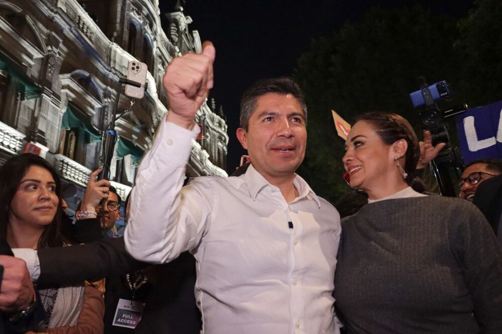 Eduardo Rivera dio un mensaje a los poblanos al salir del Palacio Municipal |Agencia Es Imagen para El Universal Puebla