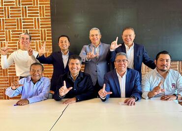 Ex presidentes y líderes de Tehuacán se reúnen con Lalo Rivera
