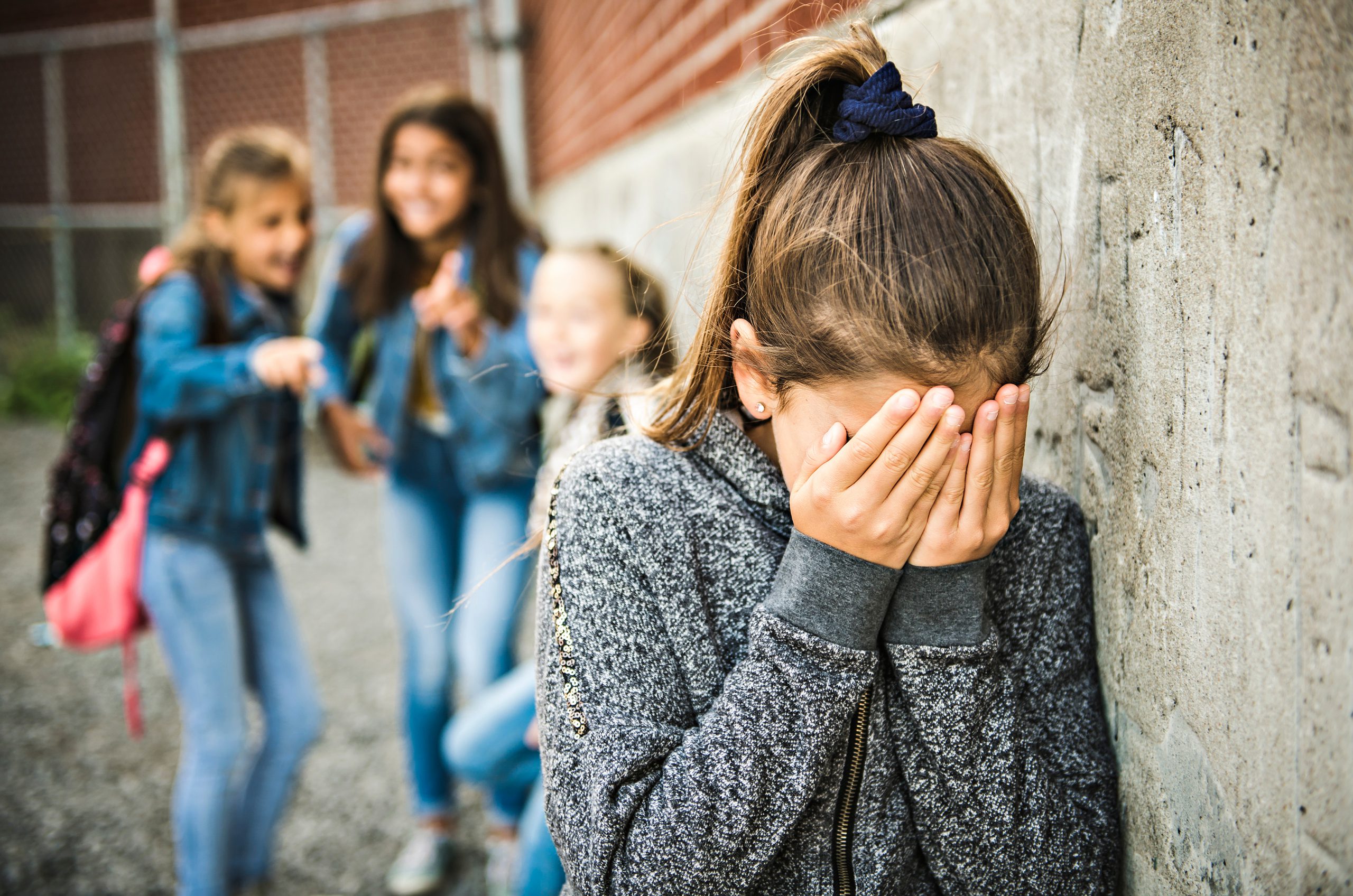 La mayoría de los incidentes de violencia escolar, el 54%, involucran a estudiantes que intimidan a sus compañeros, mientras que el 46% involucra al personal de la escuela que intimida a los estudiantes. 

Foto: Producción El Universal