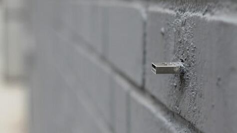 Cómo hacer una de las USB virales que están incrustadas en la pared por todo el mundo