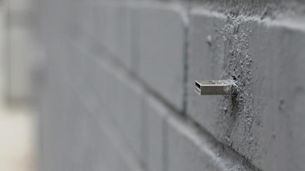 Las USB Dead Drop están incrustadas en las paredes de todo el mundo | Foto: Aram Bartrholl / BBC
