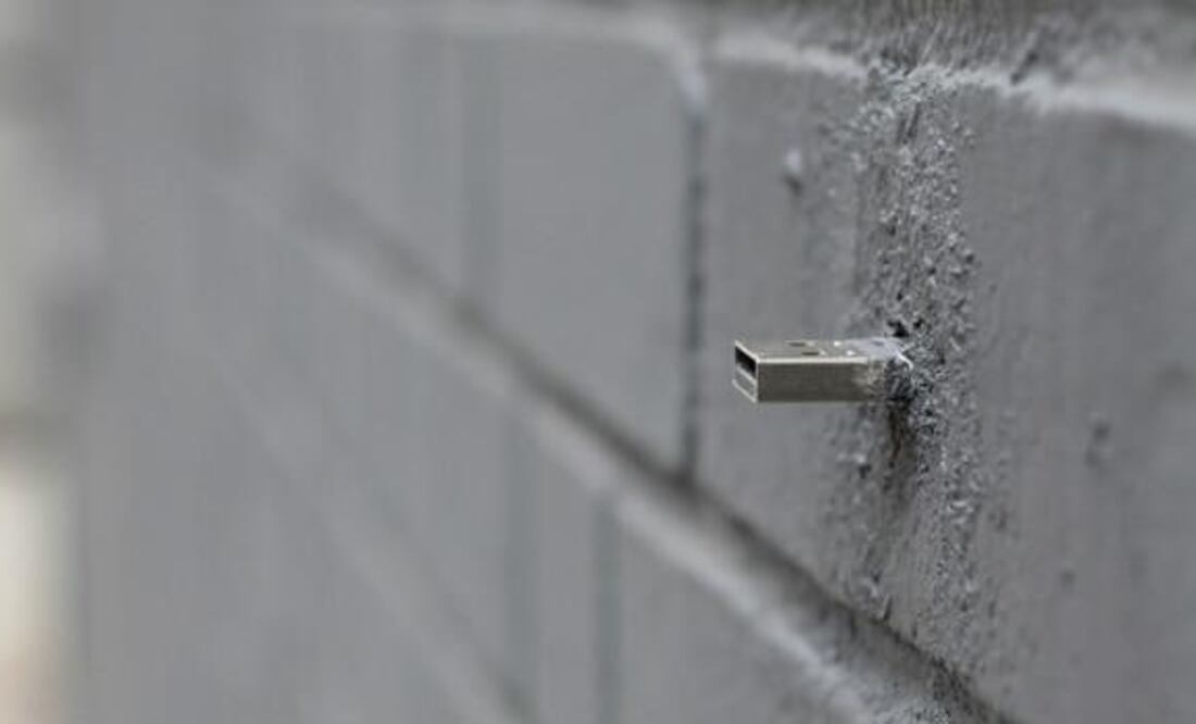 Las USB Dead Drop están incrustadas en las paredes de todo el mundo | Foto: Aram Bartrholl / BBC