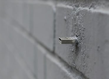 Cómo hacer una de las USB virales que están incrustadas en la pared por todo el mundo