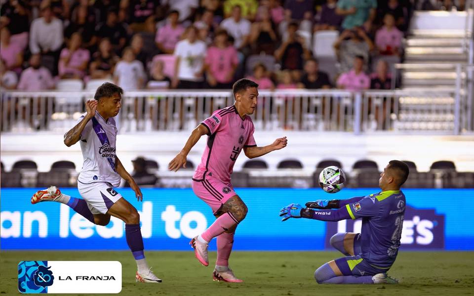 El "Wacho" había sido clave en los buenos resultados del Club Puebla, pero su error contra Pumas ha generado críticas no solo de los aficionados poblanos, sino también de los seguidores de los universitarios, quienes deseaban una victoria de La Franja por motivos particulares.

Foto: Producción El Universal Puebla
