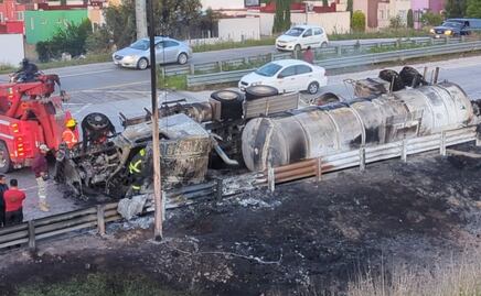 Volcadura de pipa en el Periférico Ecológico deja un hombre calcinado