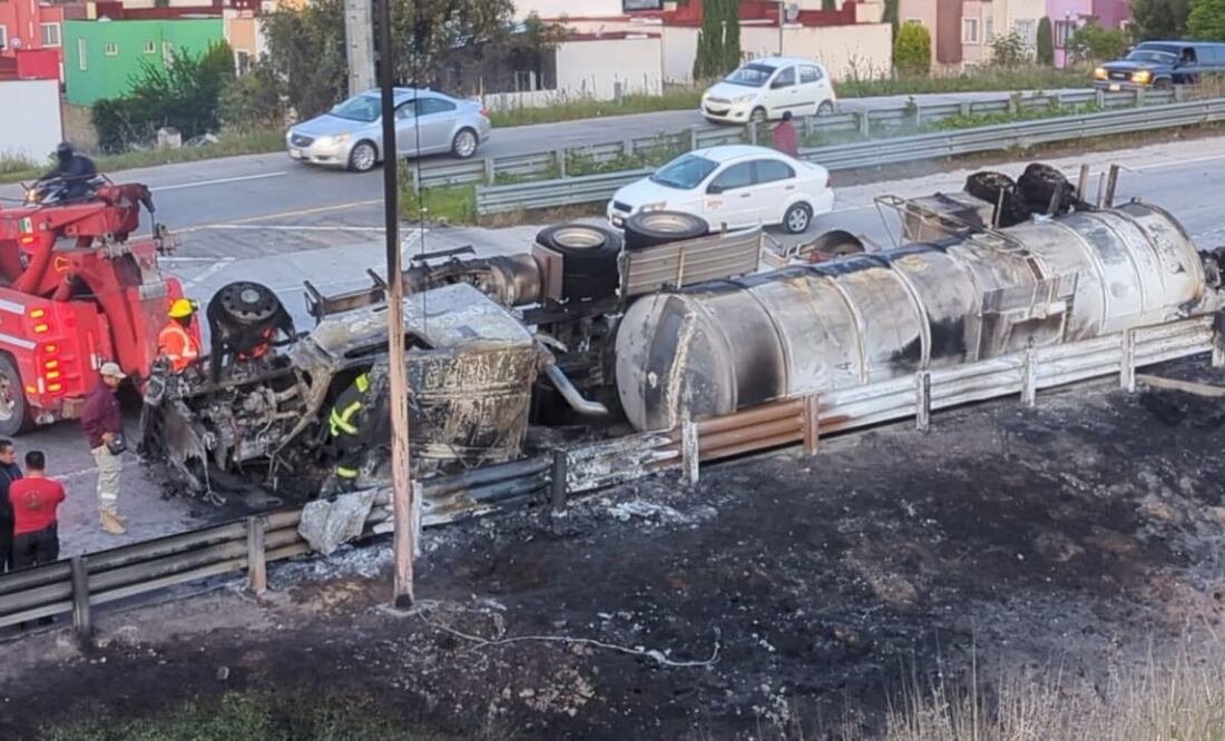 Un hombre de 36 años perdió la vida tras volcarse e incendiarse la pipa que manejaba a la altura de Santiago Momoxpan | Foto: Agencia Es Imagen para El Universal Puebla