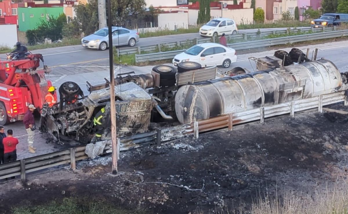 Volcadura de pipa en el Periférico Ecológico deja un hombre calcinado