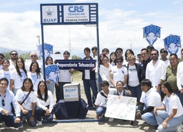 Lilia Cedillo coloca primera piedra de edificio para preparatoria en Tehuacán