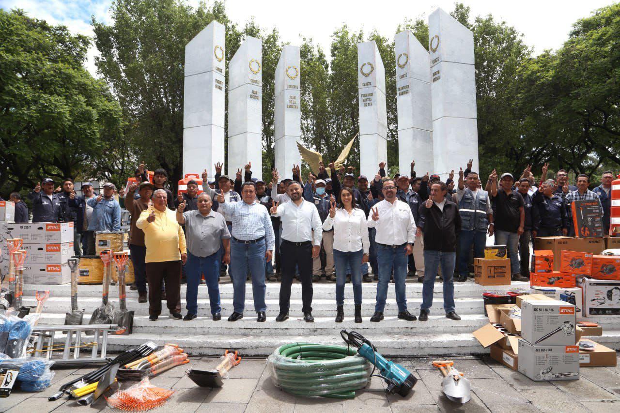 Adán Domínguez encabezó la entrega de las herramientas | Foto Ayuntamiento de Puebla