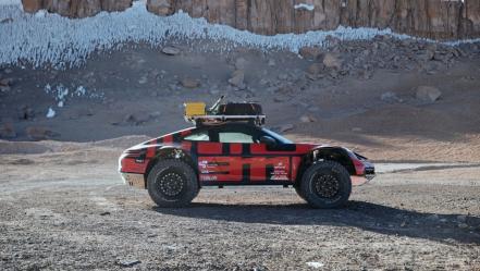 Porsche 911 deja las pistas y es llevado al extremo hasta la cima de un volcán