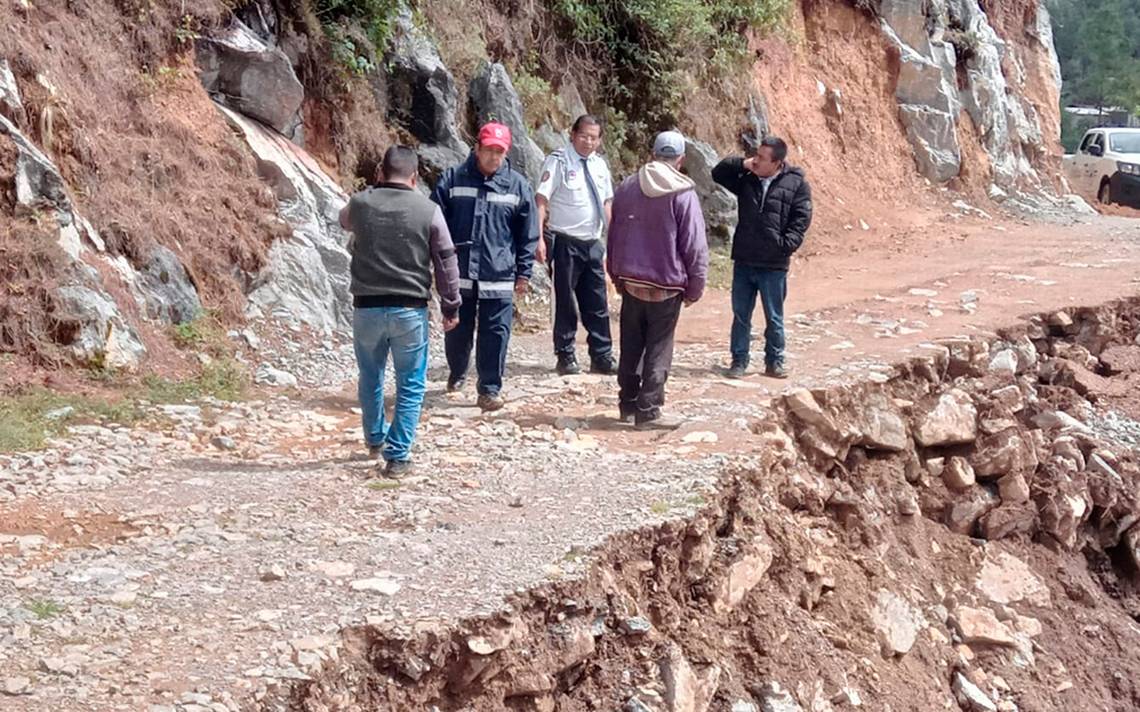 En el deslave ocurrido en el tramo carretero de Pahuatlán-Honey no se reportaron personas lesionadas ni fallecidas. 
Foto: Producción El Universal Puebla