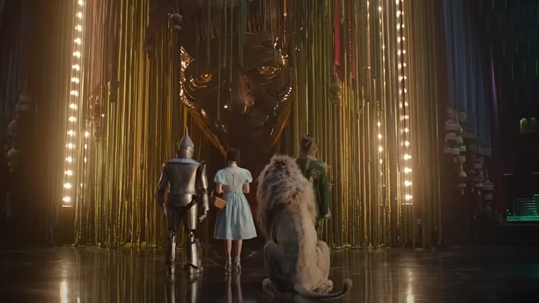 La presencia de Dorothy juega a favor y en contra del filme, pues a veces es un contrarreloj perfecto y en otros momentos se entromete con el ritmo general de la historia principal | Foto: Universal Pictures