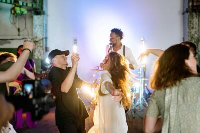 ¡Ya no bailes sola! Así puedes alquilar hombres para fiestas