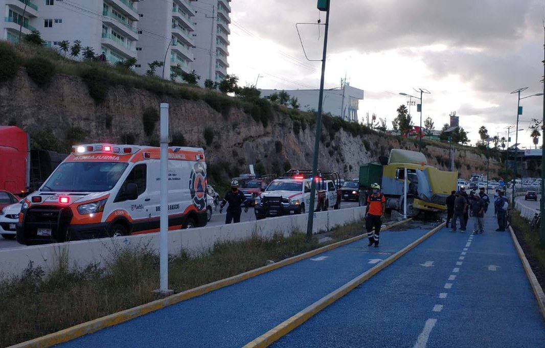 Trailero resulta lesionado tras choque en el Periférico Ecológico