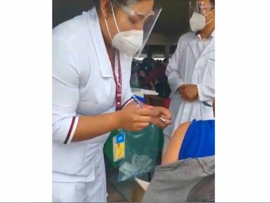 IMSS retira de vacunación a enfermera que fingió vacunar a adulto mayor en la GAM