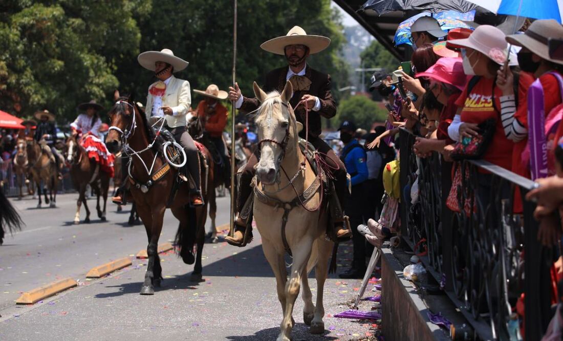Debido al tiempo de espera y los intensos rayos del sol durante el desfile del 5 de Mayo hay que tomar precauciones. | Foto: Agencia Es Imagen para El Universal Puebla