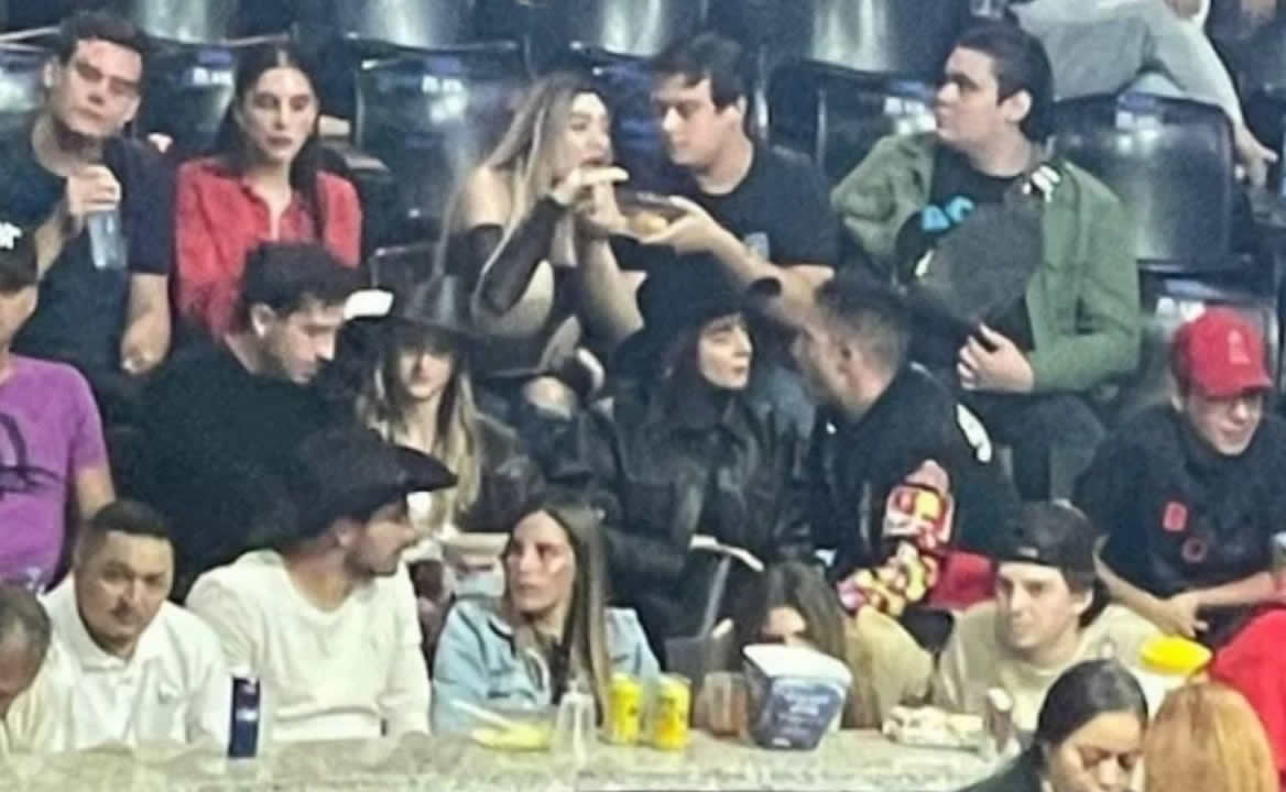 Jugadores de Chivas fueron captados en un palenque. Foto: Captura de pantalla