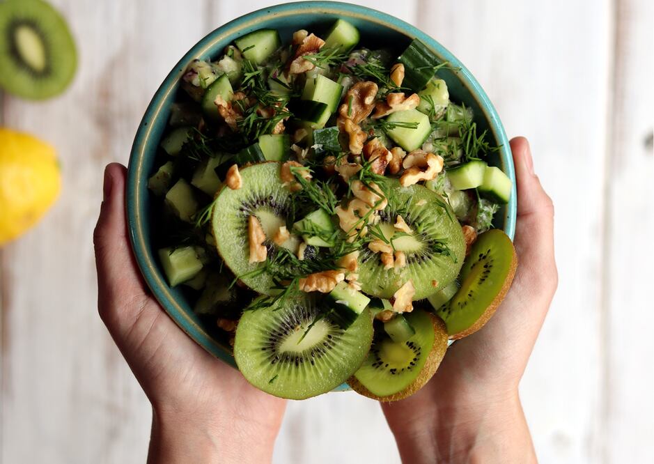 Existen múltiples formas de disfrutar del kiwi, lo cual no solo añade sabor a las comidas, sino que también ofrece beneficios para la salud.
Foto: Producción El Universal Puebla