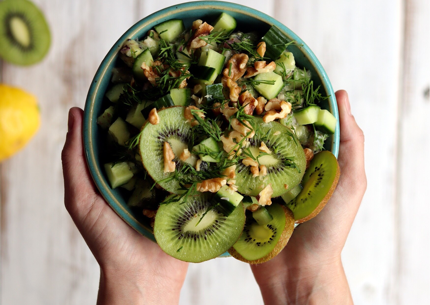 Existen múltiples formas de disfrutar del kiwi, lo cual no solo añade sabor a las comidas, sino que también ofrece beneficios para la salud.
Foto: Producción El Universal Puebla