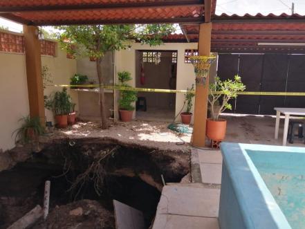 Socavón sorprende. Aparece dentro del patio de una casa en Mérida 
