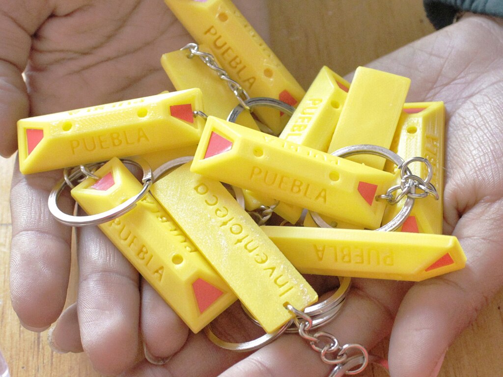 Jóvenes poblanos crean llaveros de la ciclovía en impresión 3D