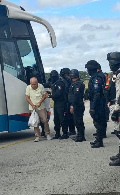 Jean Succar Kuri descendiendo de un autobús / Foto:  Saskia Niño d Rivera Cover
