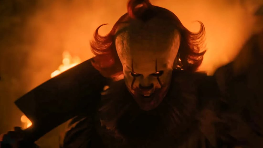 Bill Skarsgård se luce como el payaso asesino Pennywise en cada una de las escenas en la que aparece | Foto: HBO Max.