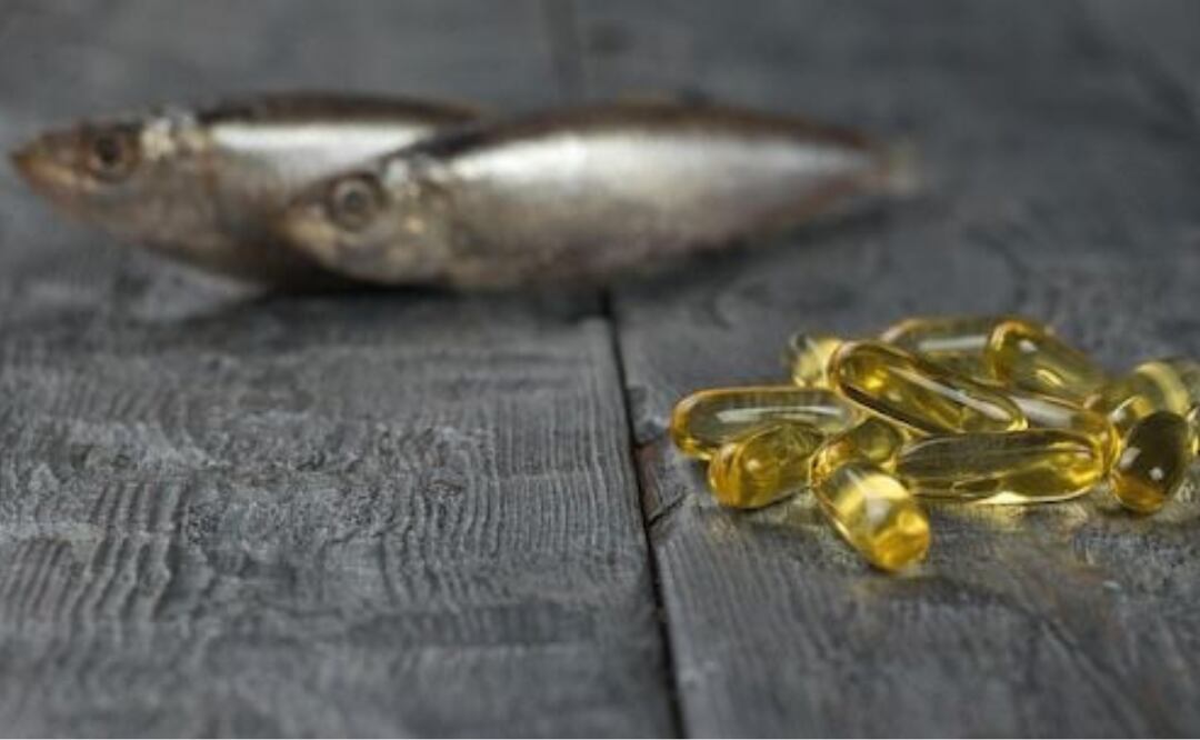 Explorando los beneficios y riesgos de los suplementos de aceite de pescado. Fuente: Freepik.