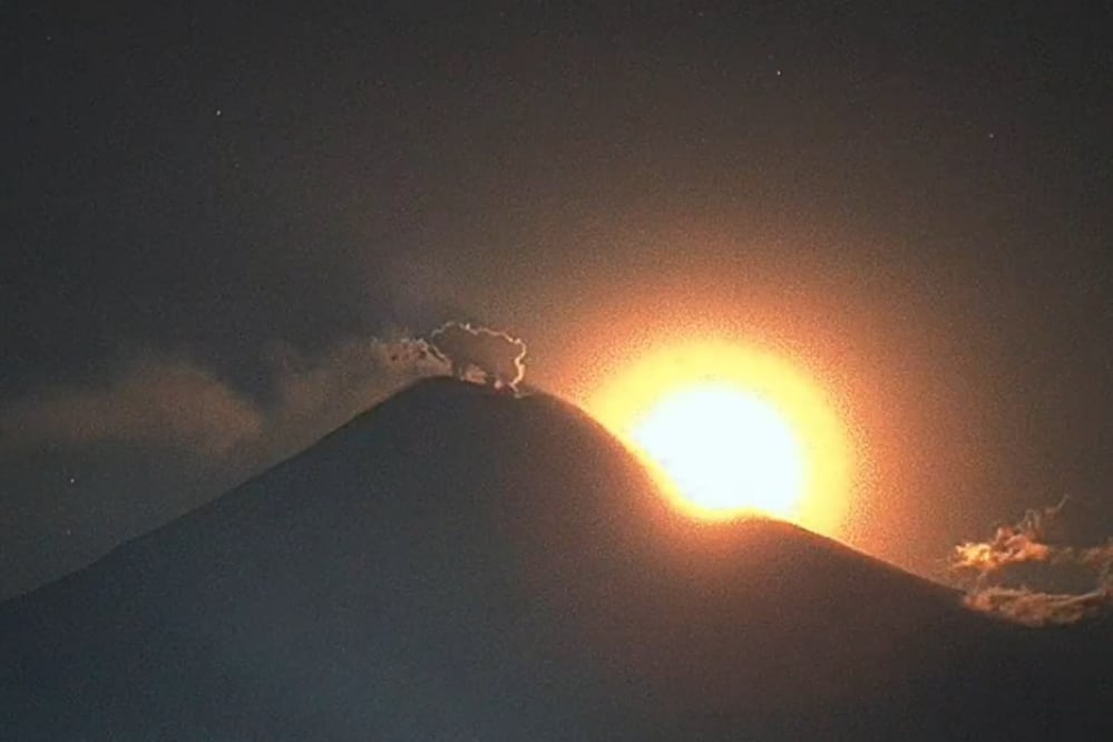 La Luna se ocultó detrás del volcán Popocatépetl, regalando una postal única | Foto: Captura de video Webcams de México