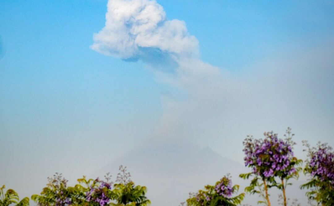El volcán Popocatépetl ha mantenido una actividad constante, este 14 de abril emitió una intensa columna de vapor de agua y gases. | Foto: Agencia Es Imagen para El Universal Puebla