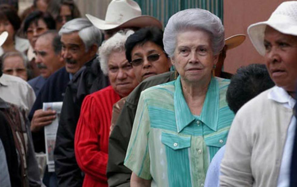 Una vez recibido el pago de la Pensión IMSS de septiembre 2024, los pensionados aún tendrán tres pagos pendientes durante el año, incluyendo el Aguinaldo, que se realizará el 1 de noviembre, coincidiendo con el pago mensual de ese mes.

Foto: Producción El Universal Puebla