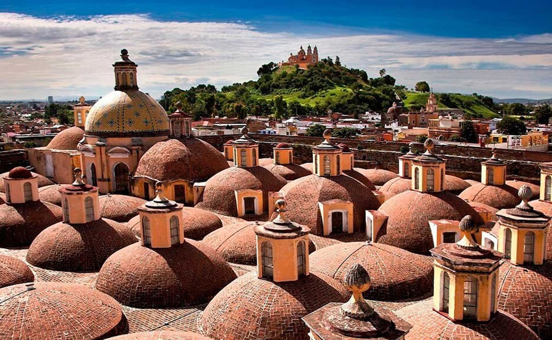 Uno de los lugares más emblemáticos para los turistas religiosos es el Santuario de la Virgen de los Remedios, en la pirámide de Cholula | Foto: Dónde ir