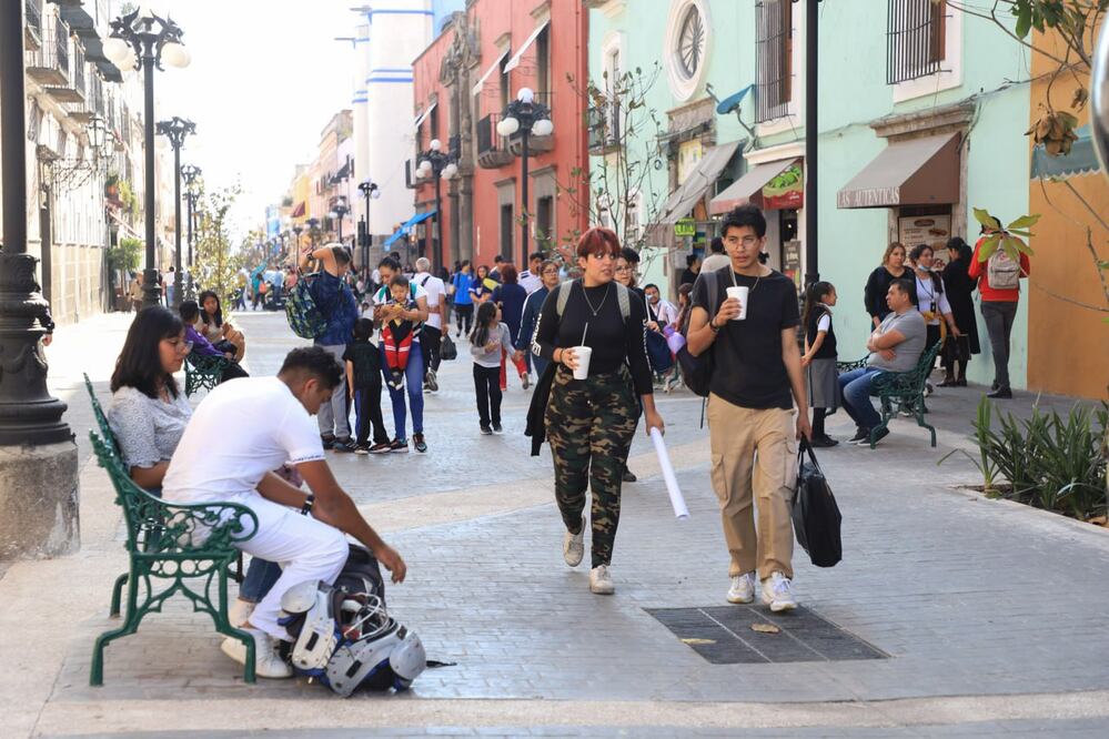 El Ayuntamiento de Puebla analiza colocar mesas y sillas al aire libre en las calles peatonalizadas | EsImagen para El Universal Puebla