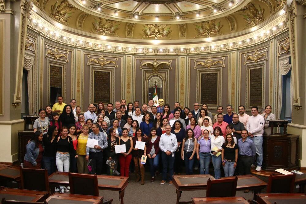 El Congreso de Puebla premió a los tres ganadores del concurso de calaveras legislativas | Foto: Congreso del Estado de Puebla