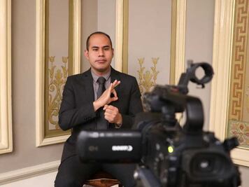 Él es Isaías, intérprete de señas en el Congreso de Puebla