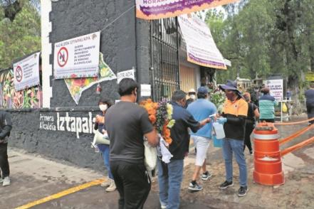 Panteón se llena de colores globos y canciones 