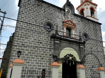 ¡No se salva ni Dios! Madre e hija roban cirio pascual de iglesia en Huejotzingo