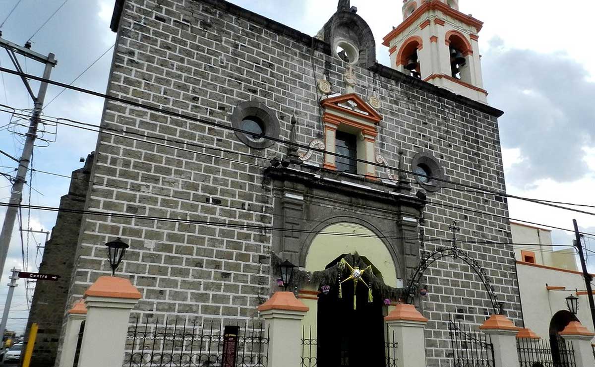 ¡No se salva ni Dios! Madre e hija roban cirio pascual de iglesia en Huejotzingo