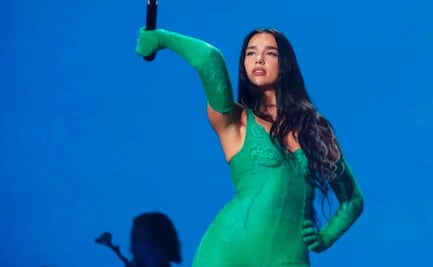 Culpan a Dua Lipa del sismo por patear peluche del Dr. Simi en su concierto