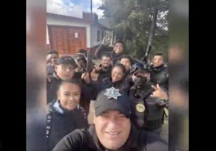 Como si fueran narcos, policías de Puebla presumen armas de alto calibre