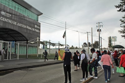 Insisten familiares en liberación de 18 detenidos por fuga de “El Pirulí”