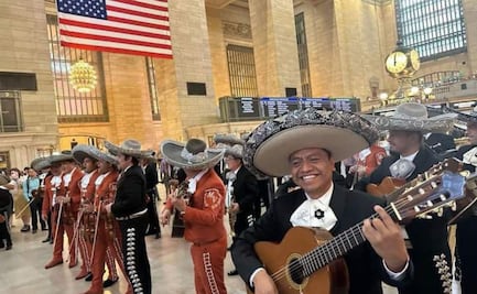 Mariachis poblanos sorprenden con show en la Gran Central de Nueva York