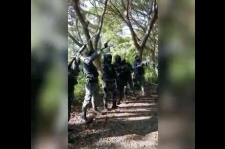 Como si fueran narcos, policías de Puebla presumen armas de alto calibre