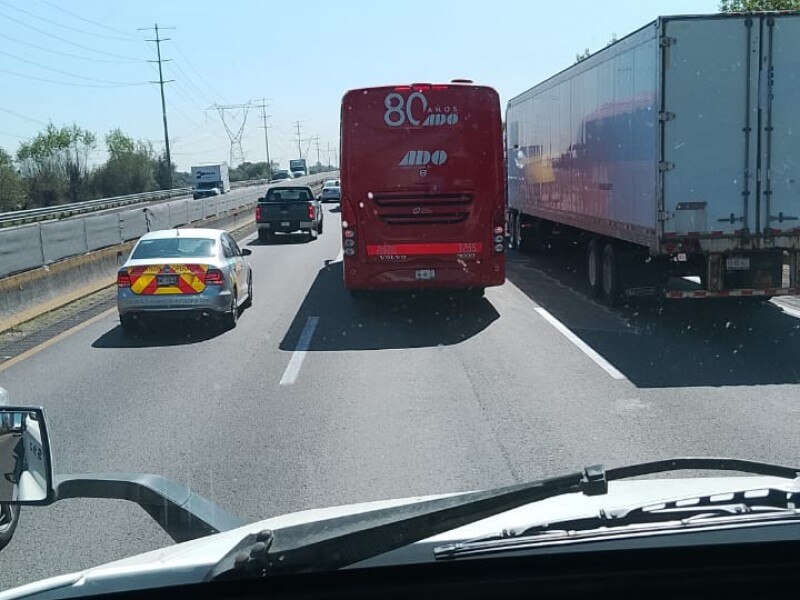 El incidente ocurrió en el kilómetro 19 en dirección a la Ciudad de México, lo cual ha ocasionado congestión vehicular en la zona debido a la reducción de carriles. 

Foto: Producción El Universal Puebla